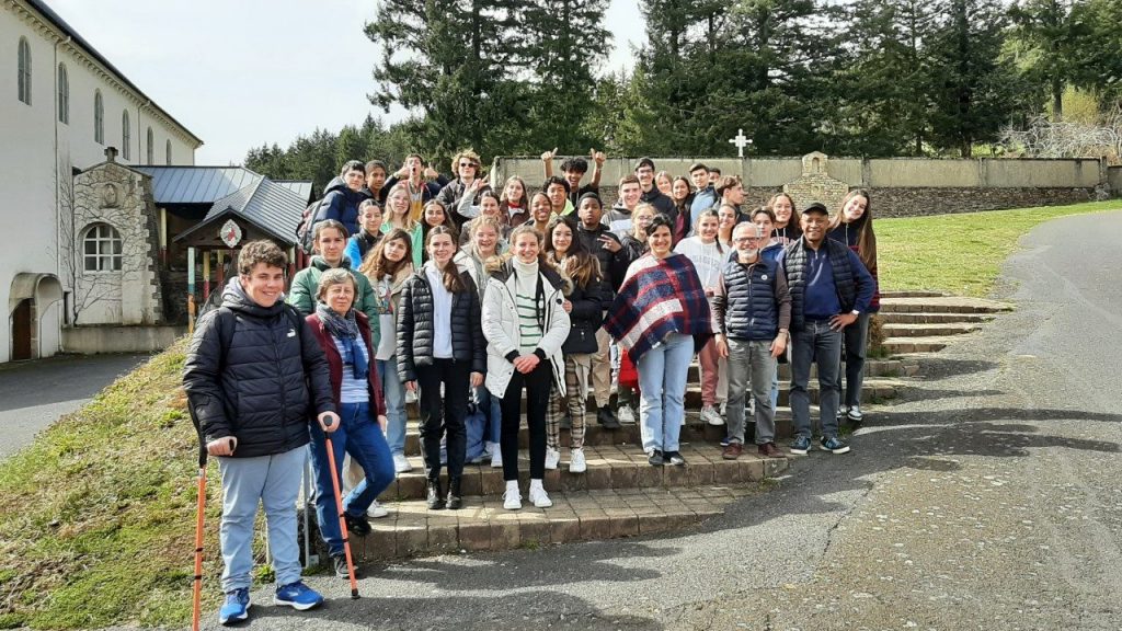 des élèves confrimands à l'abbaye de notre dame des neiges