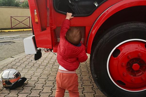camion de pompier à la crcèhe de Farons découverte des métiers