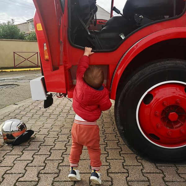 camion de pompier à la crcèhe de Farons découverte des métiers